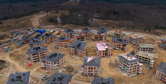 Съемка с воздуха этапов строительства коттеджного поселка в Мистолово.